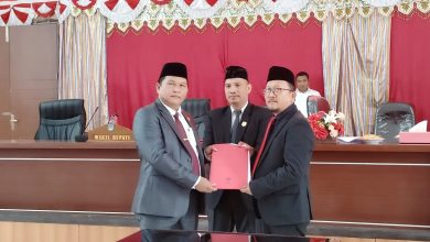 DPRD dan Wakil Bupati Deddy Abdul Hamid penandatanganan keputusan dan persetujuan bersama